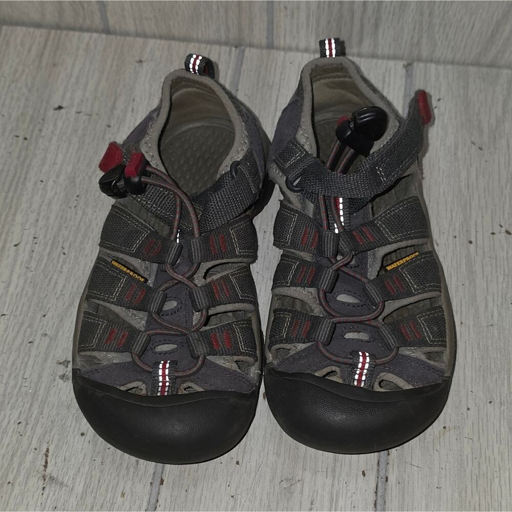 KEEN Kids' Charcoal and Crimson Sports Sandals Shoes 13 Gorpcore Camping Hiking